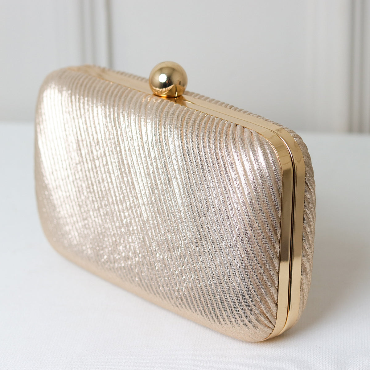 CLUTCH BRILHO TEXTURA LINHAS LADO FORMATO RETANGULAR FECHO ESFERA
