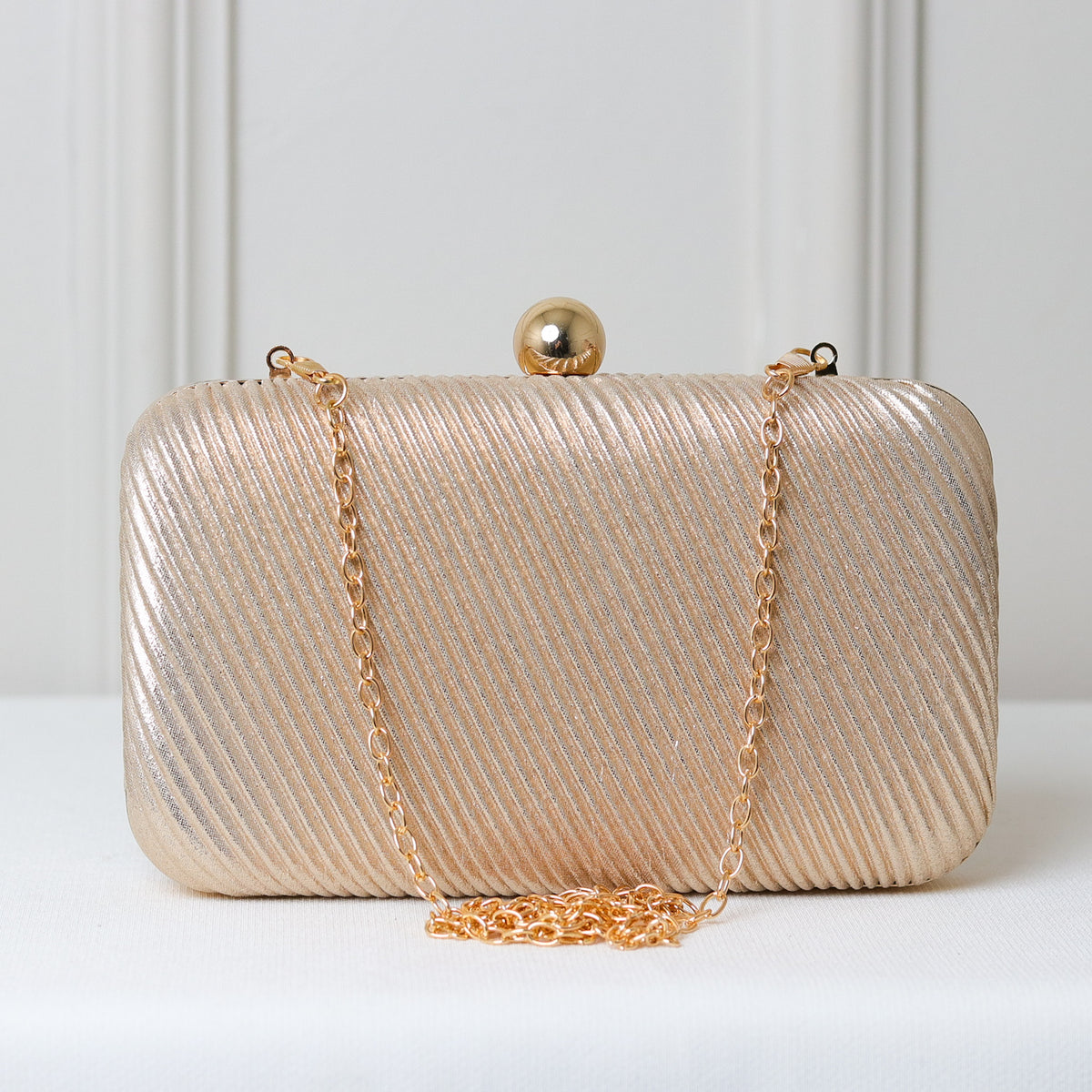 CLUTCH BRILHO TEXTURA LINHAS LADO FORMATO RETANGULAR FECHO ESFERA