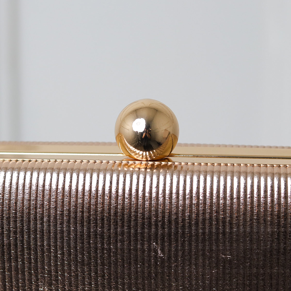CLUTCH LISA TEXTURA LINHAS FORMATO RETANGULAR FECHO ESFERA