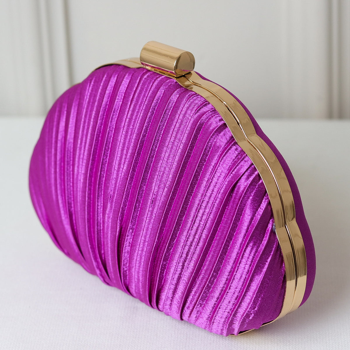 CLUTCH TECIDO CETIM PLISSADO FORMATO CONCHA