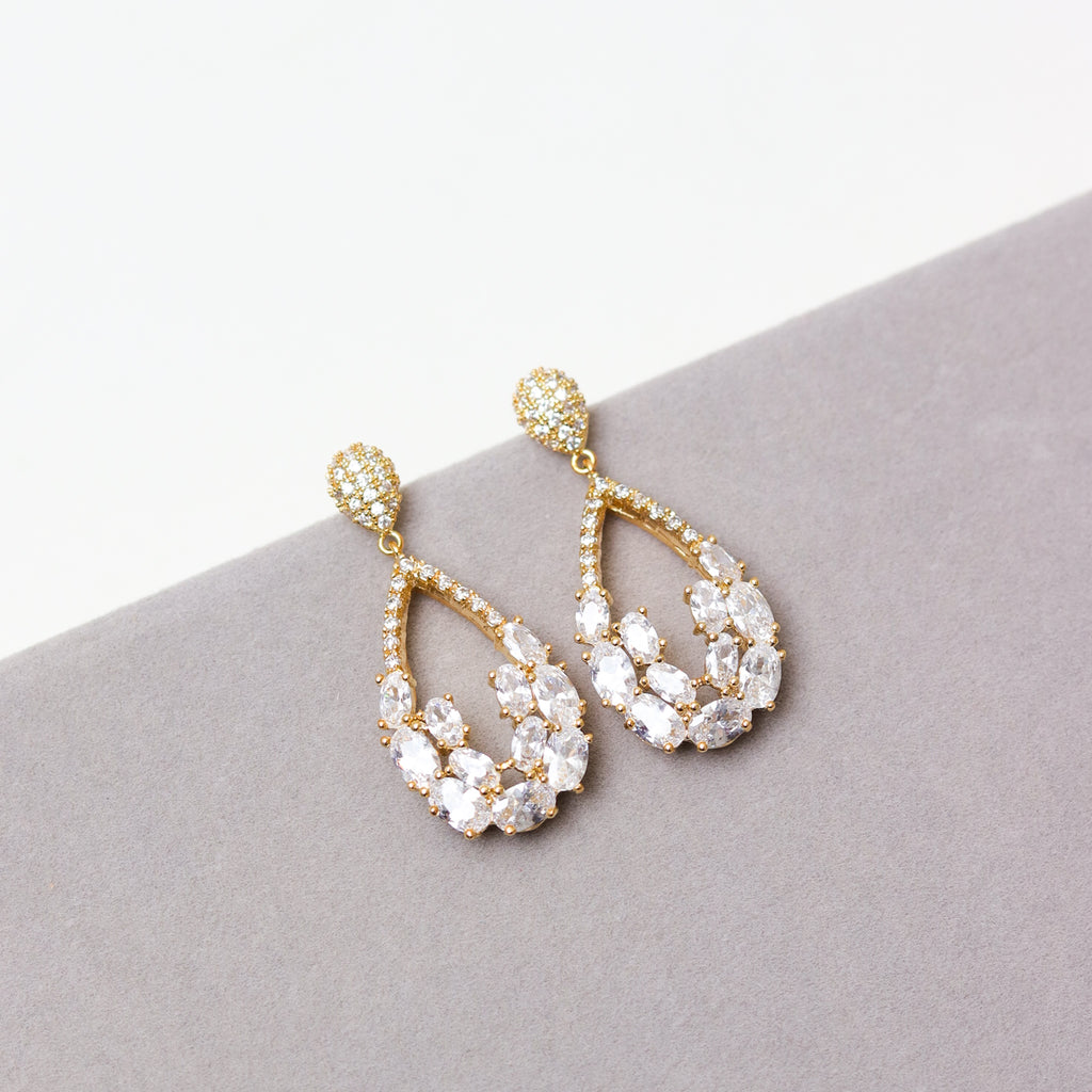 BRINCO FESTA DOURADO CRAVEJADO MICRO ZIRCÔNIA OVAL VAZADO FORMATO GOTA