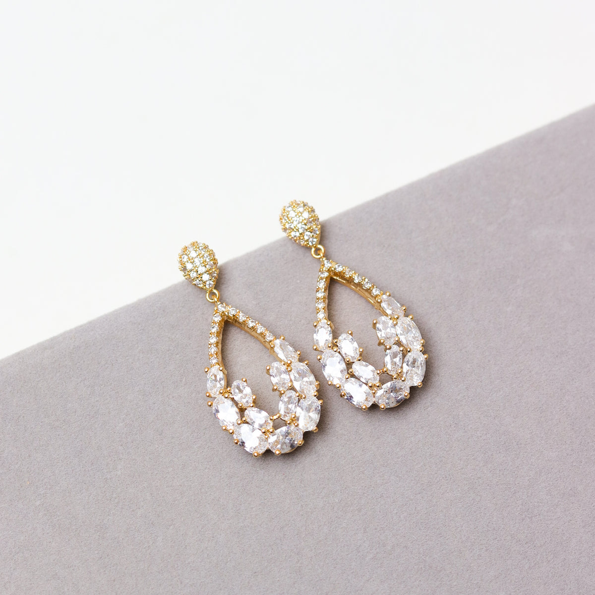 BRINCO FESTA DOURADO CRAVEJADO MICRO ZIRCÔNIA OVAL VAZADO FORMATO GOTA