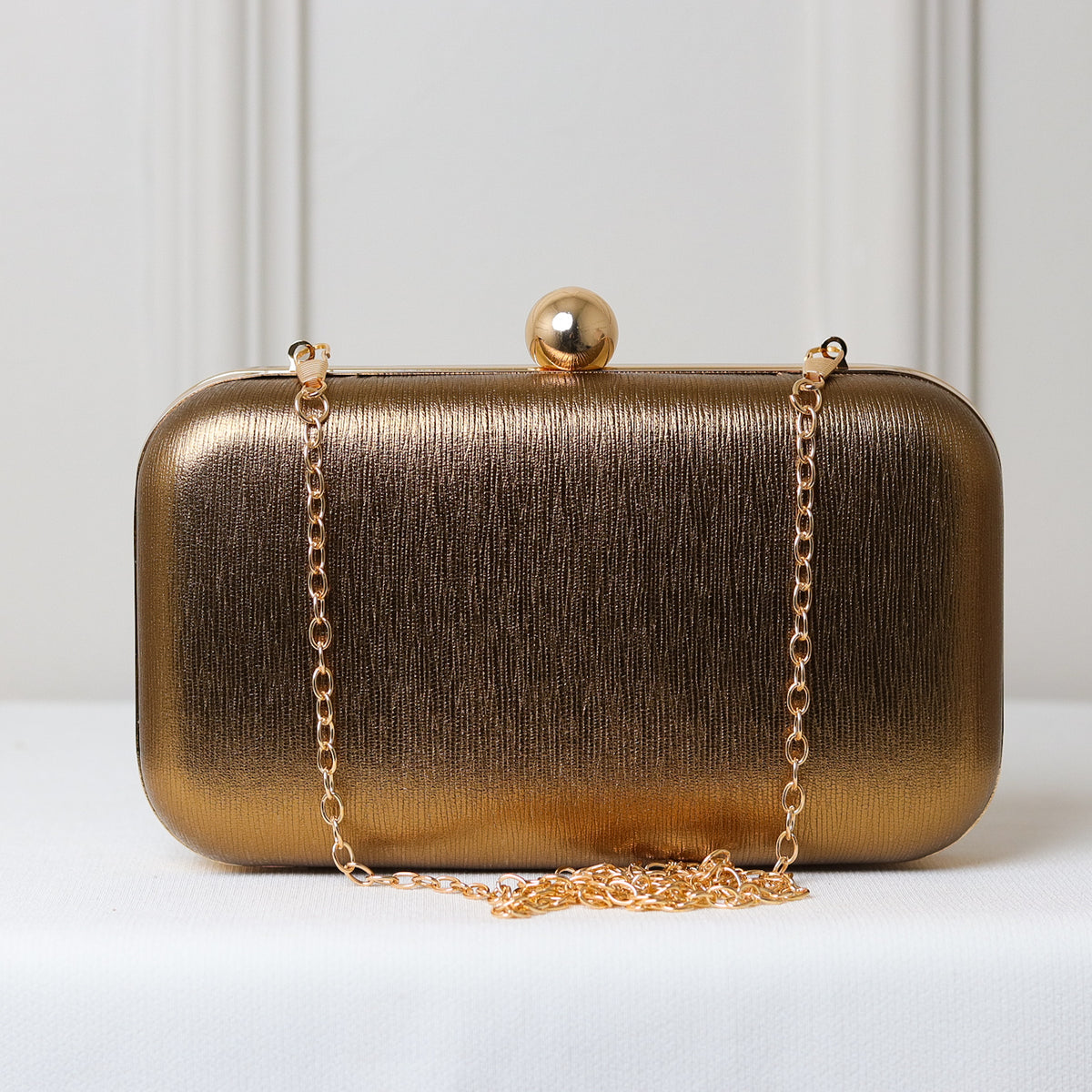 CLUTCH LISA TEXTURA CRAQUELADA FORMATO RETANGULAR FECHO ESFERA