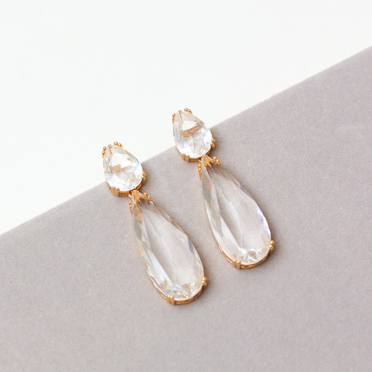 BRINCO FESTA DOURADO GOTA ZIRCÔNIA