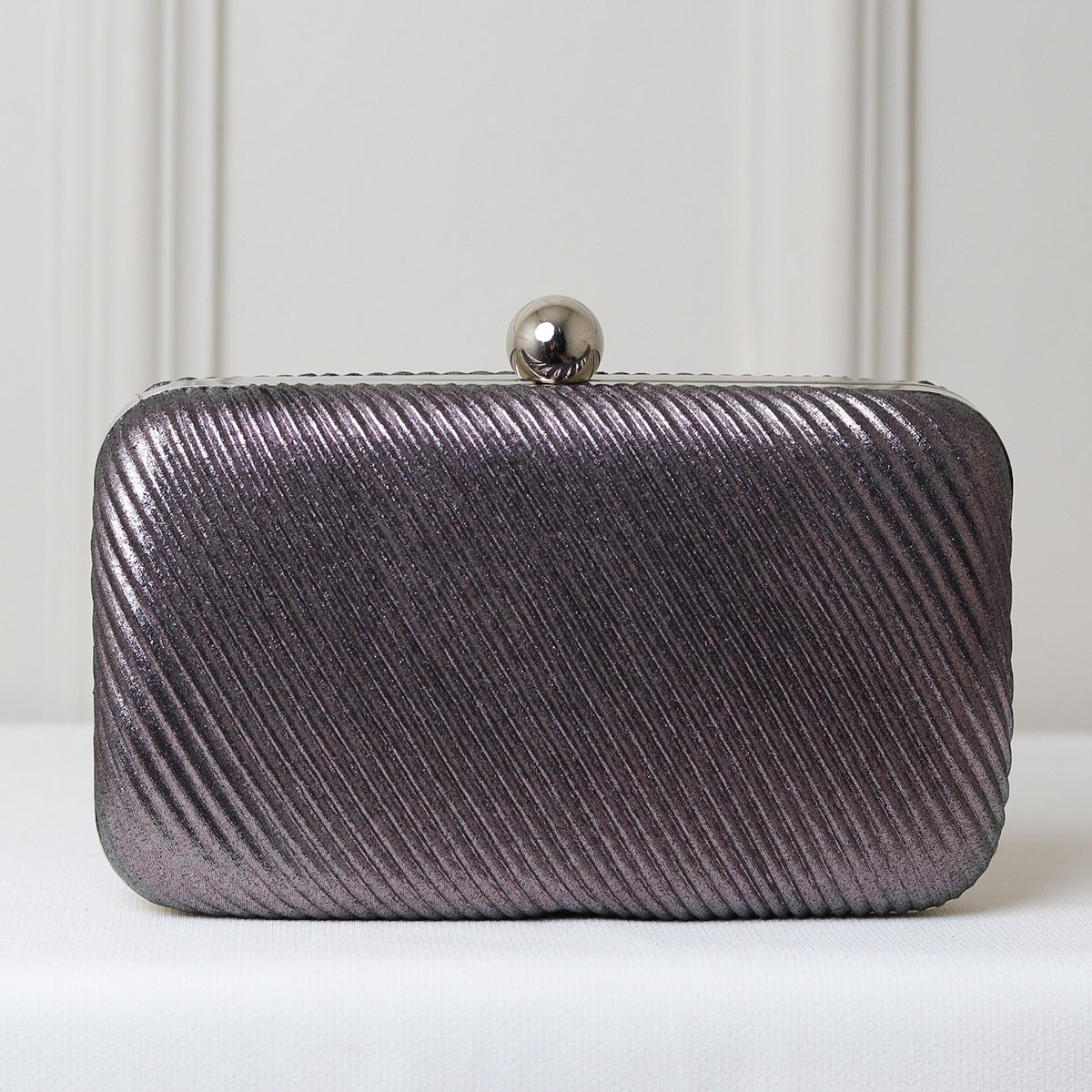 CLUTCH BRILHO TEXTURA LINHAS LADO FORMATO RETANGULAR FECHO ESFERA