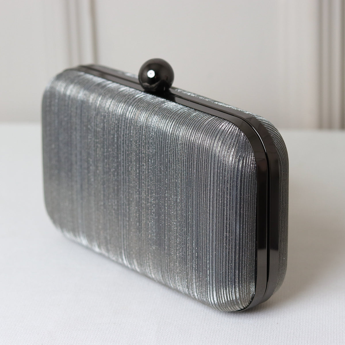 CLUTCH ÔNIX PRETA BRILHO TEXTURA LINHAS FORMATO RETANGULAR FECHO ESFERA