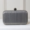 CLUTCH ÔNIX PRETA BRILHO TEXTURA LINHAS FORMATO RETANGULAR FECHO ESFERA