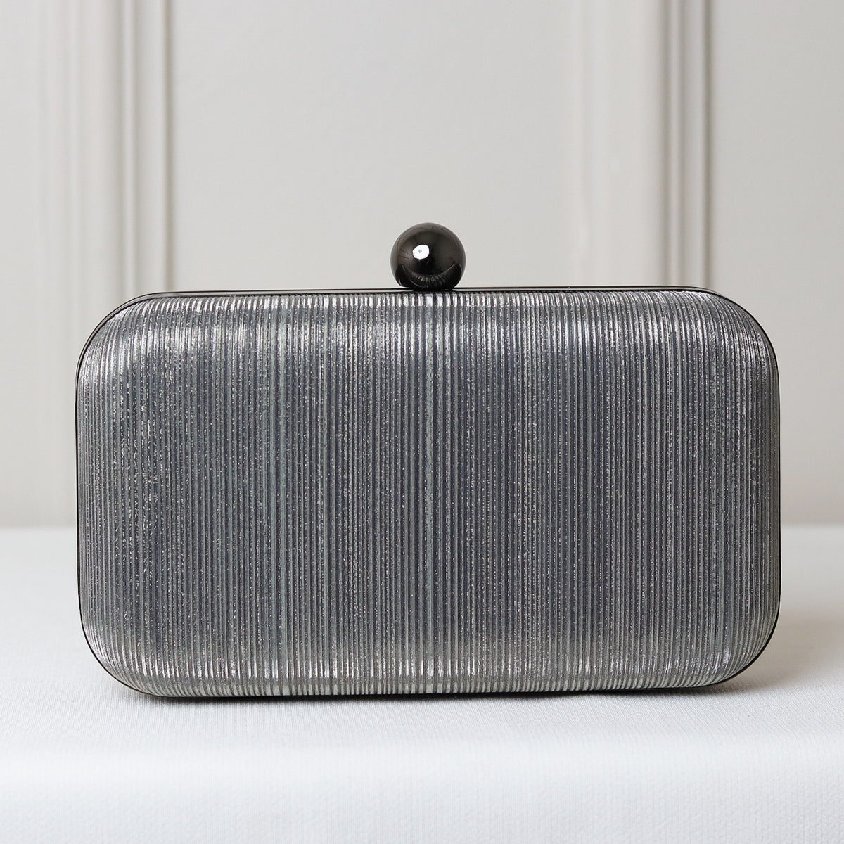 CLUTCH ÔNIX PRETA BRILHO TEXTURA LINHAS FORMATO RETANGULAR FECHO ESFERA