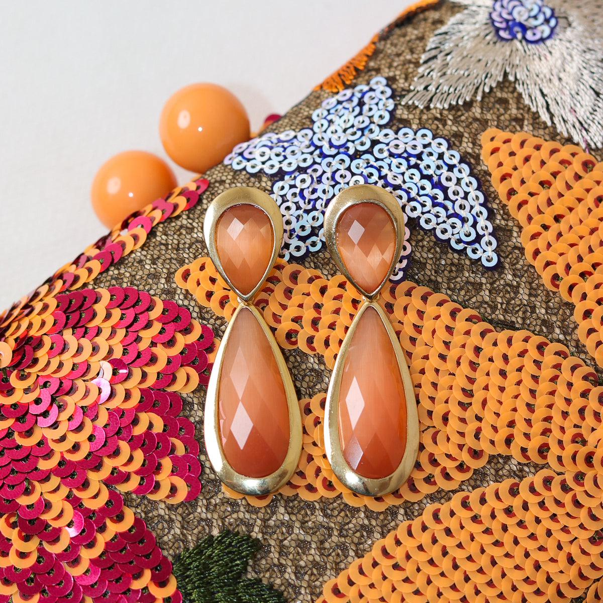 KIT FESTA: CLUTCH BORDADA LARANJA + BRINCO FESTA GOTA LARANJA