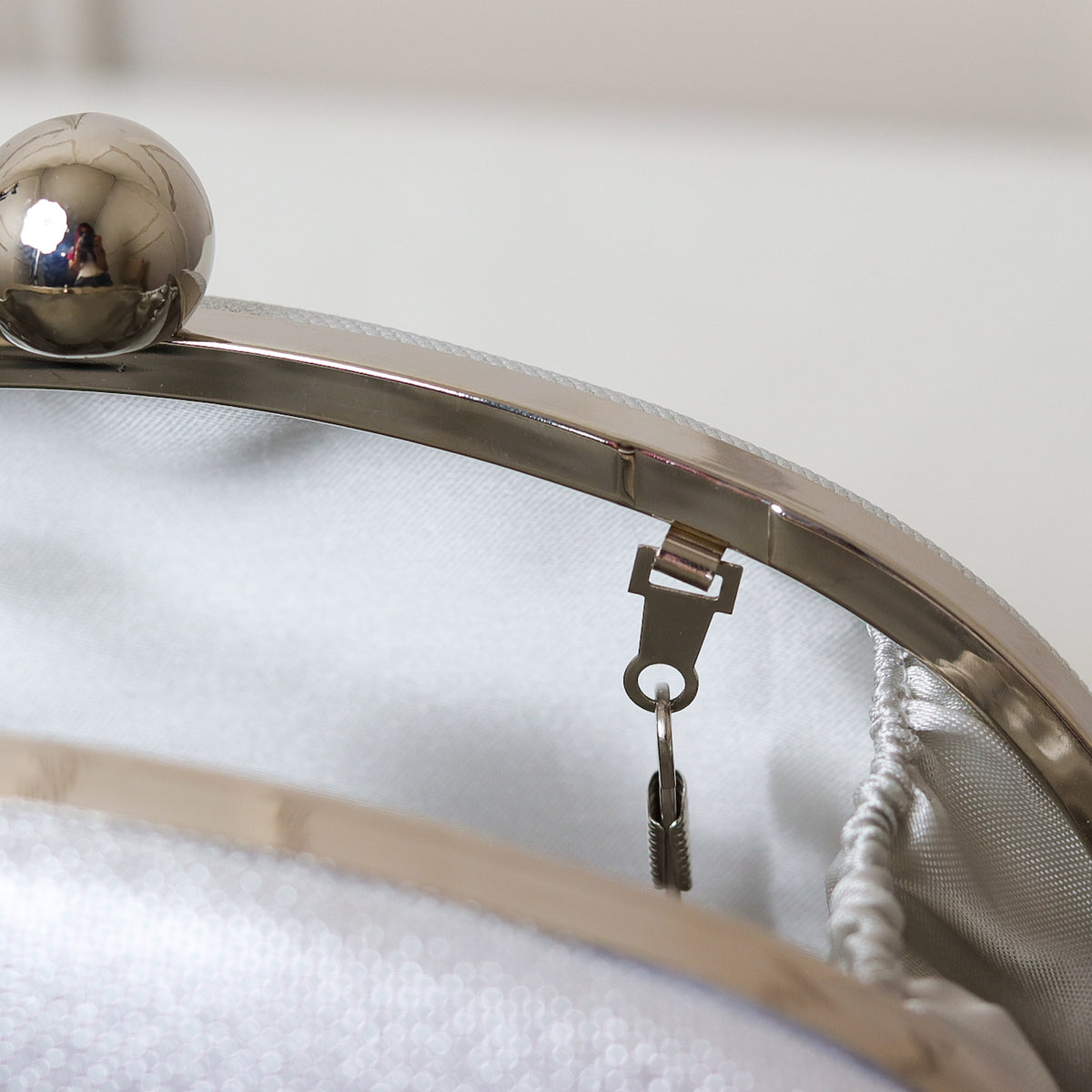 CLUTCH BRILHO TEXTURA FORMATO OVAL FECHO ESFERA