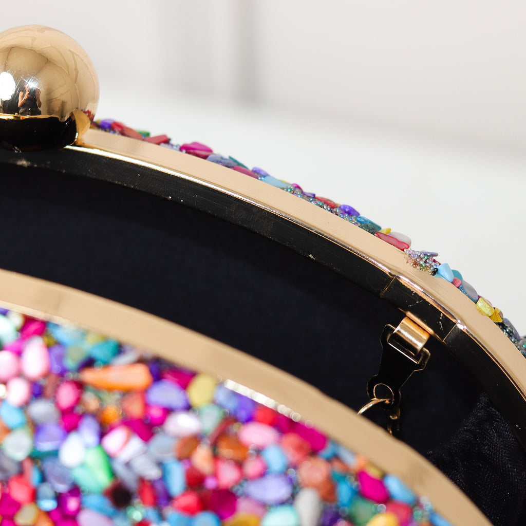 CLUTCH MULTICOLORIDA TEXTURA PEDRARIA BRILHANTE
