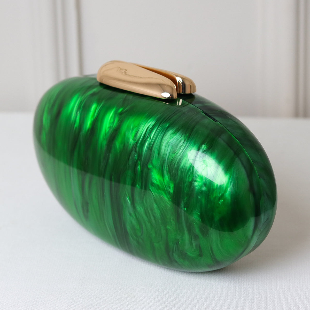CLUTCH MADREPÉROLA OVAL ACRÍLICO IMITAÇÃO FECHO DOURADO LISO