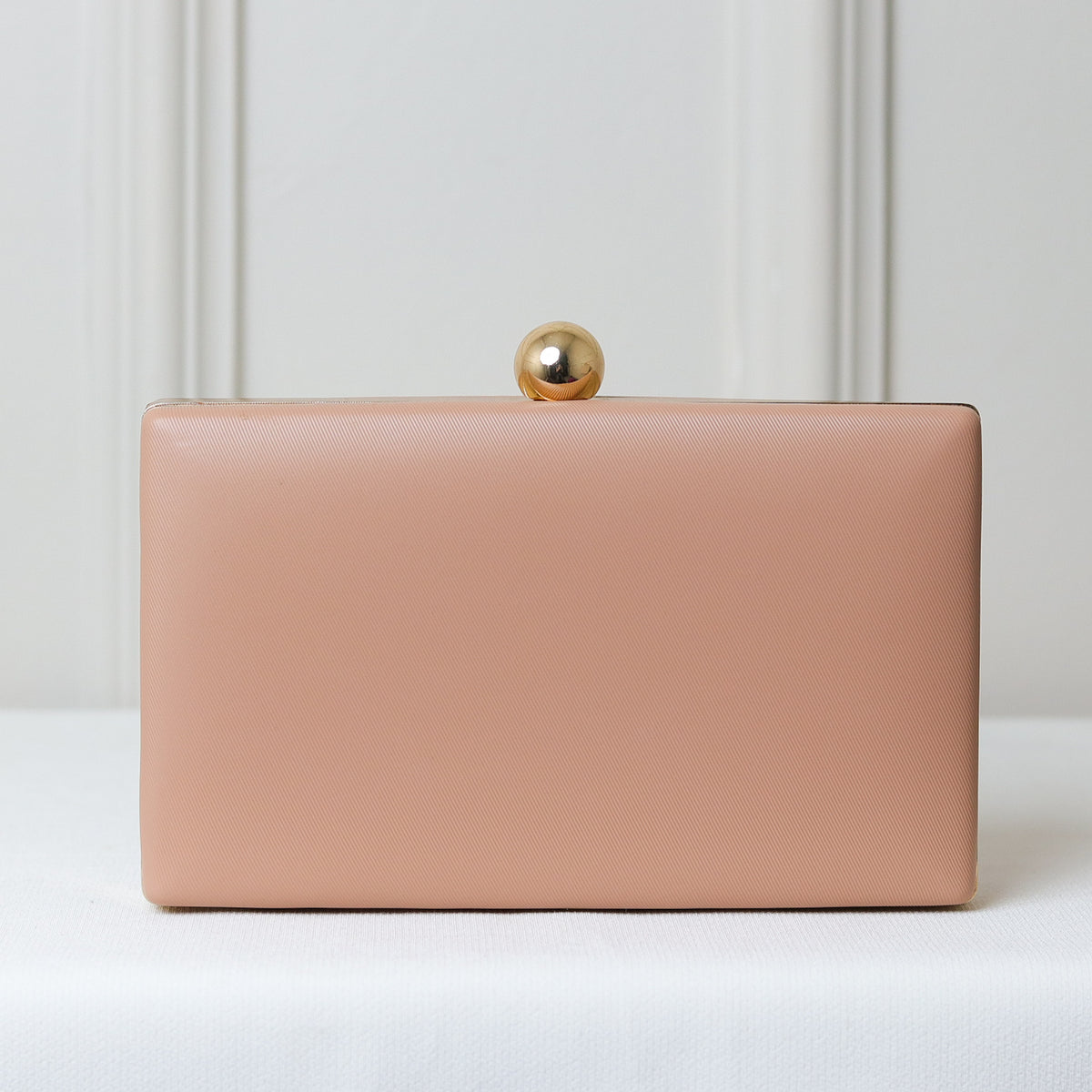 CLUTCH ROSÉ TEXTURA LISA DETALHE LINHAS FORMATO RETANGULAR FECHO ESFERA