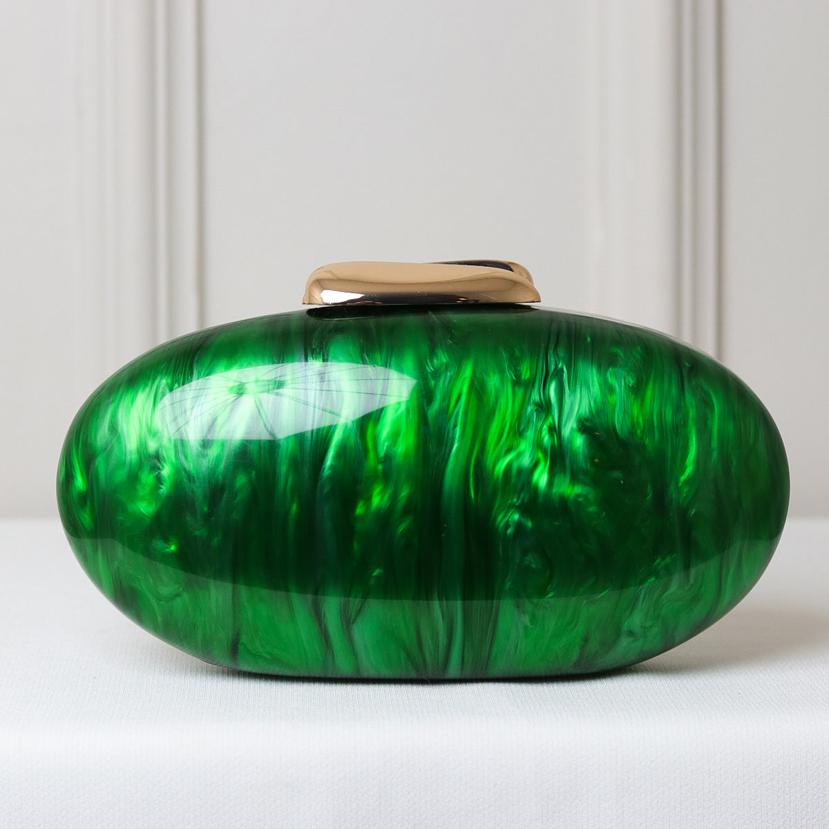 CLUTCH MADREPÉROLA OVAL ACRÍLICO IMITAÇÃO FECHO DOURADO LISO