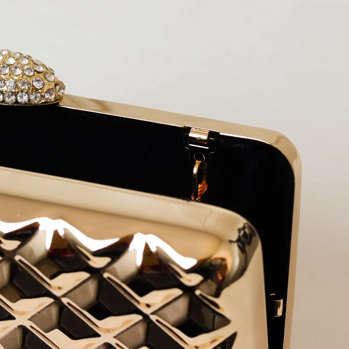 CLUTCH METALIZADA DOURADA GEOMETRICA QUADRICULADA FORMATO RETANGULAR