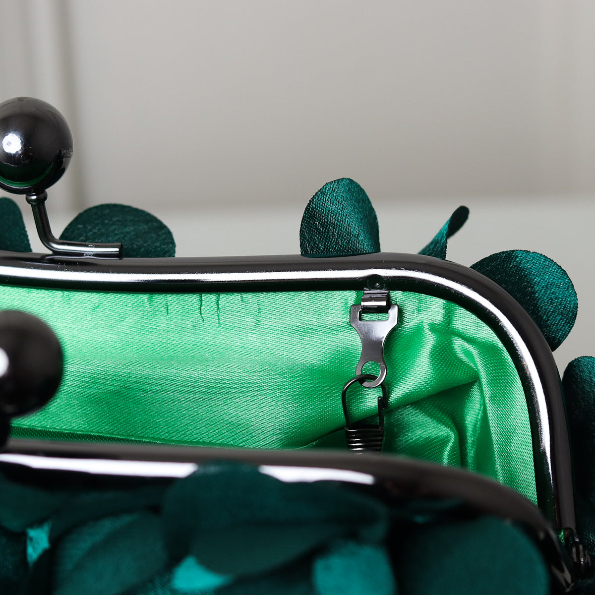 KIT FESTA: CLUTCH PÉTALA VERDE + BRINCO FESTA GOTA VERDE