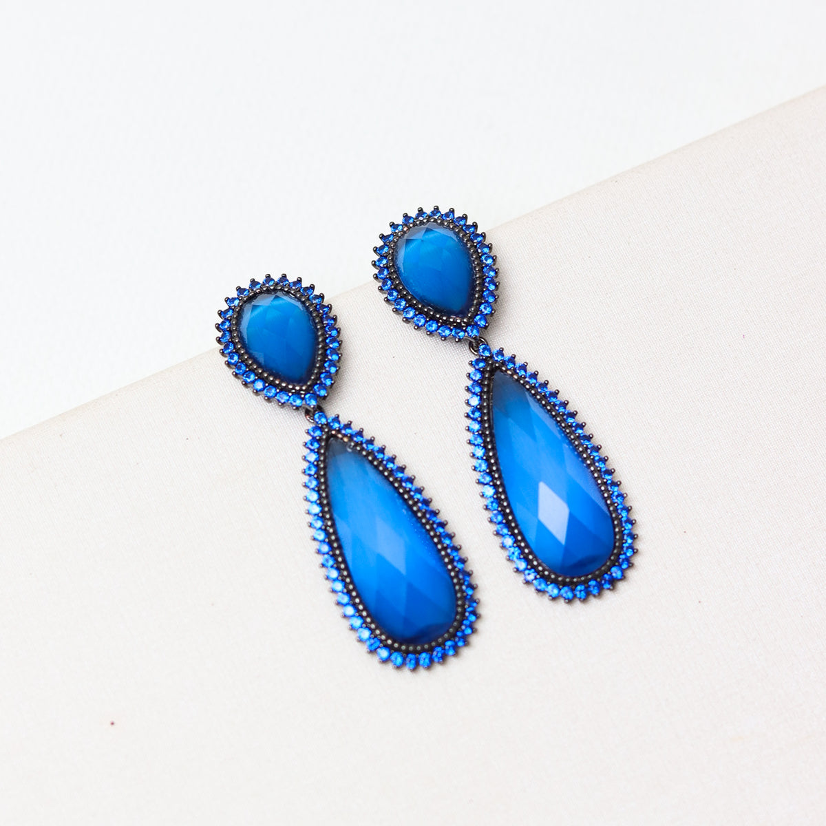 BRINCO FESTA AZUL CRISTAL CRAVEJADO GOTA