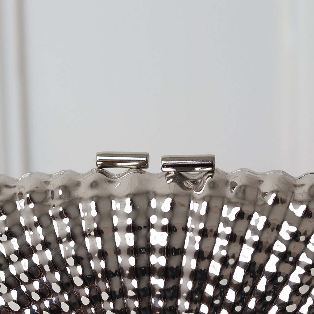 CLUTCH METALIZADA FORMATO CONCHA PONTILHADA RETANGULAR