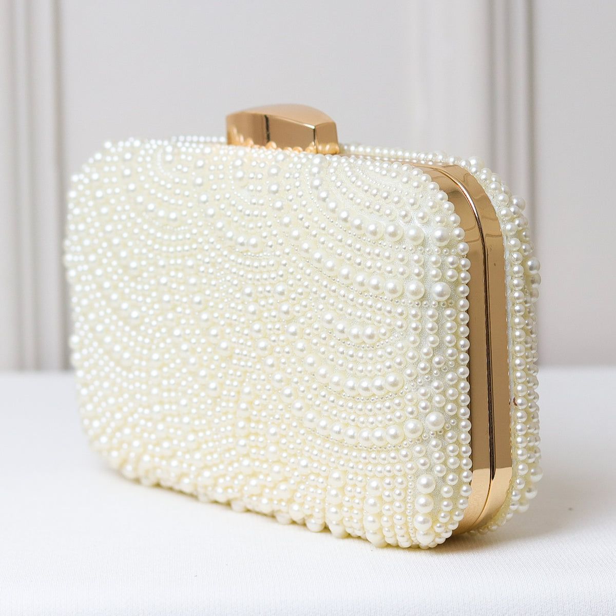 CLUTCH BRANCA PEROLAS ONDULADA RETANGULAR