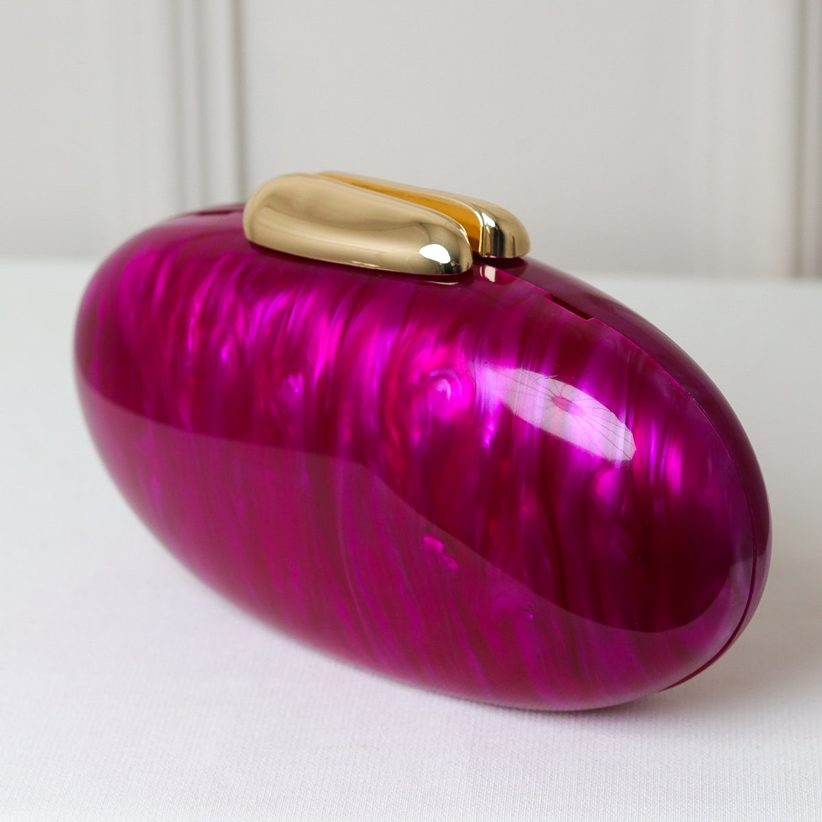 CLUTCH MADREPÉROLA OVAL ACRÍLICO IMITAÇÃO FECHO DOURADO LISO