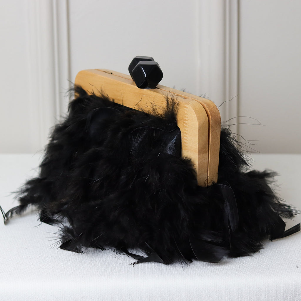 CLUTCH PRETA PLUMA DETALHE FECHO MADEIRA FORMATO RETANGULAR