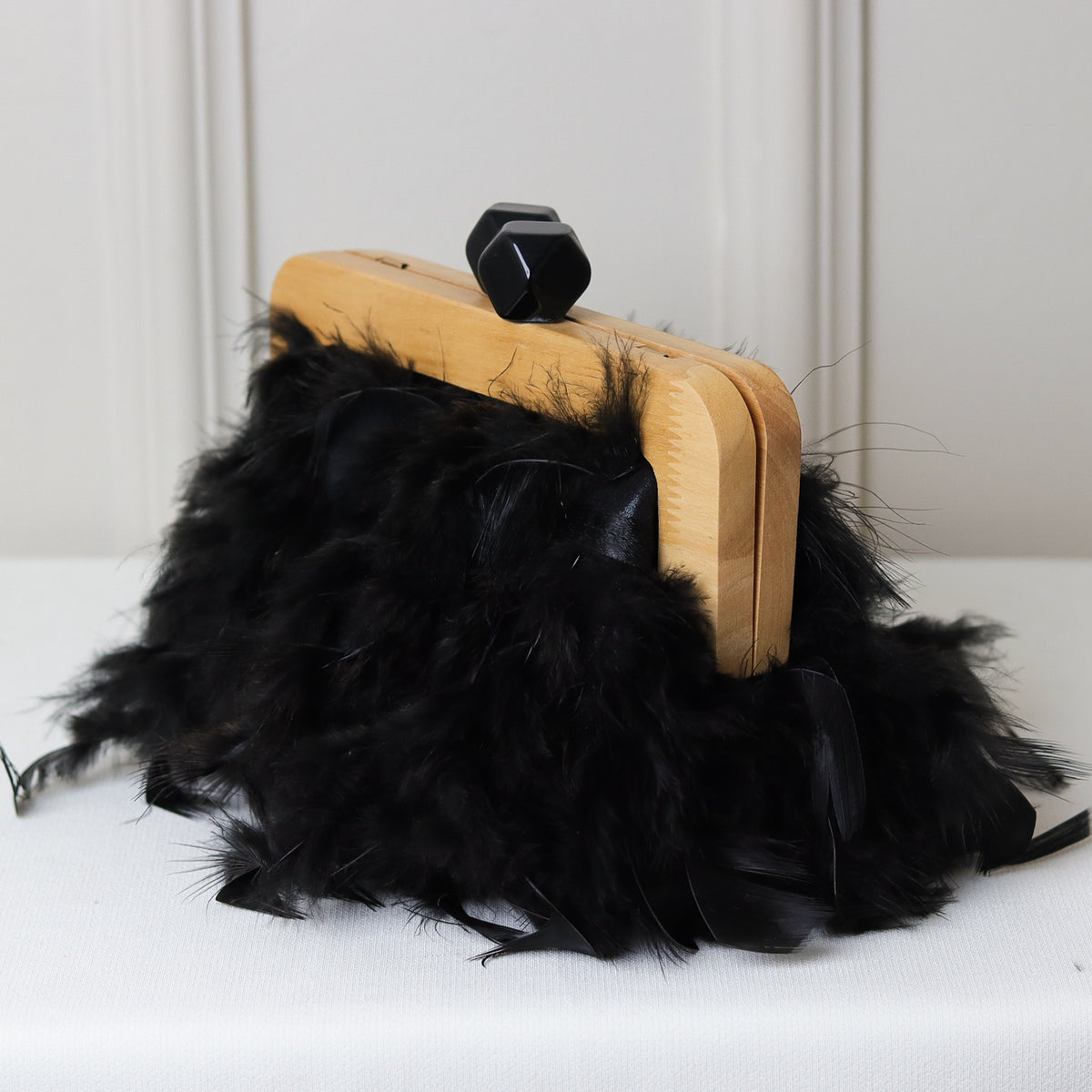 CLUTCH PRETA PLUMA DETALHE FECHO MADEIRA FORMATO RETANGULAR