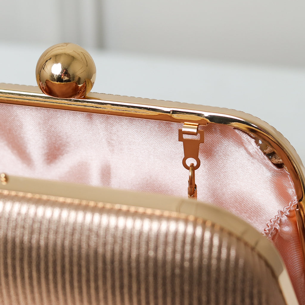 CLUTCH LISA TEXTURA FORMATO RETANGULAR PONTA ARREDONDADA