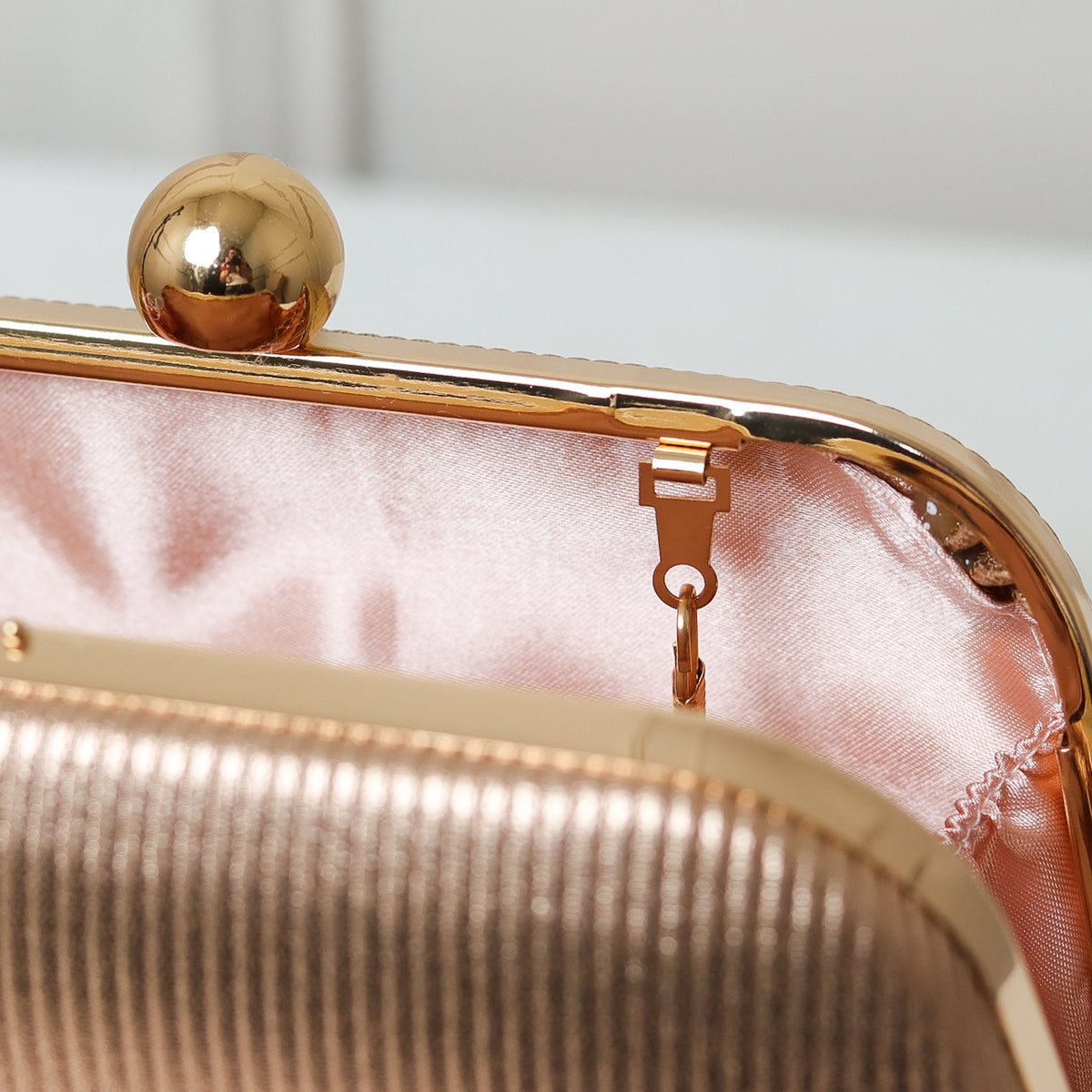 CLUTCH LISA TEXTURA FORMATO RETANGULAR PONTA ARREDONDADA