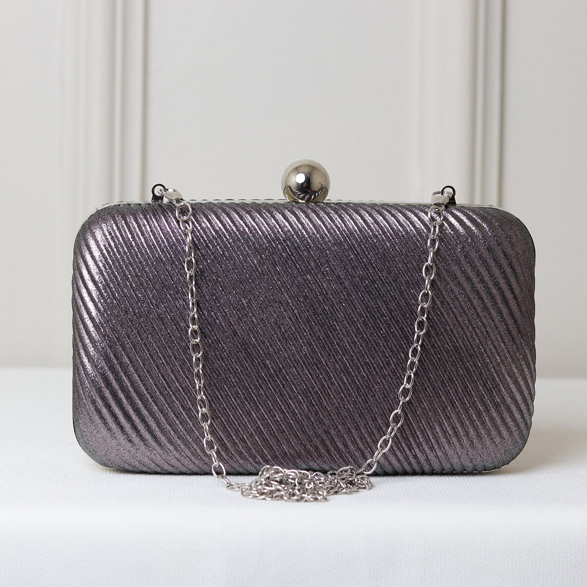 CLUTCH BRILHO TEXTURA LINHAS LADO FORMATO RETANGULAR FECHO ESFERA
