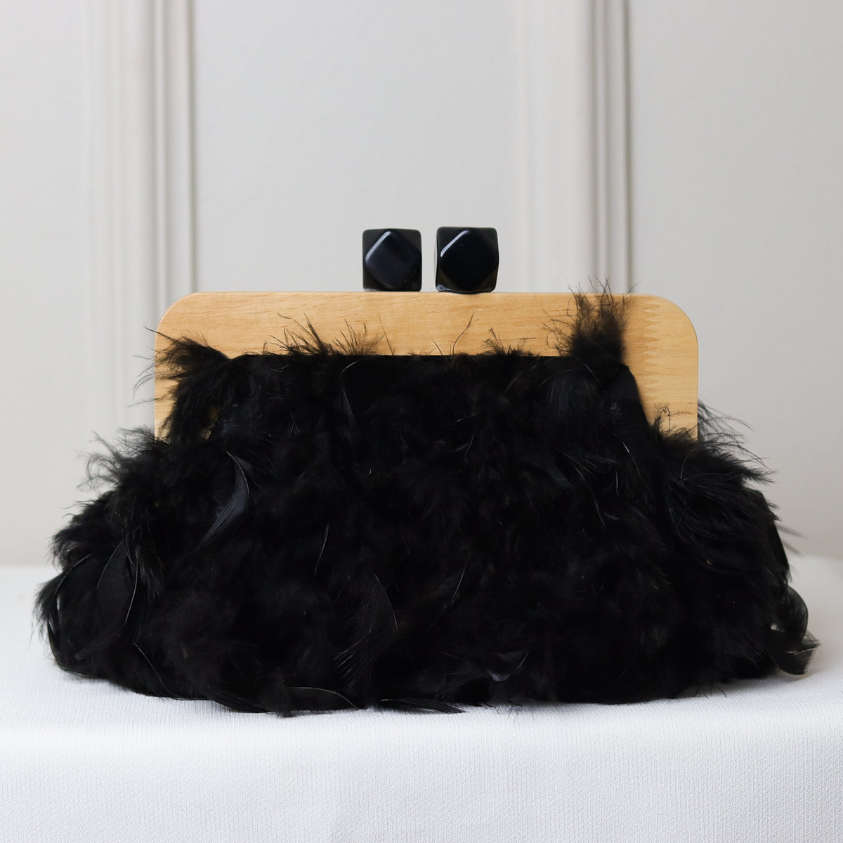 CLUTCH PRETA PLUMA DETALHE FECHO MADEIRA FORMATO RETANGULAR