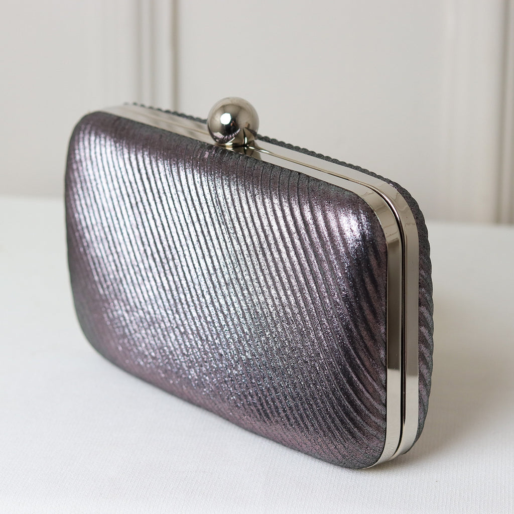 CLUTCH BRILHO TEXTURA LINHAS LADO FORMATO RETANGULAR FECHO ESFERA