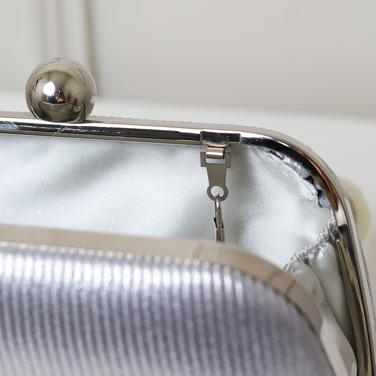 CLUTCH LISA TEXTURA FORMATO RETANGULAR PONTA ARREDONDADA