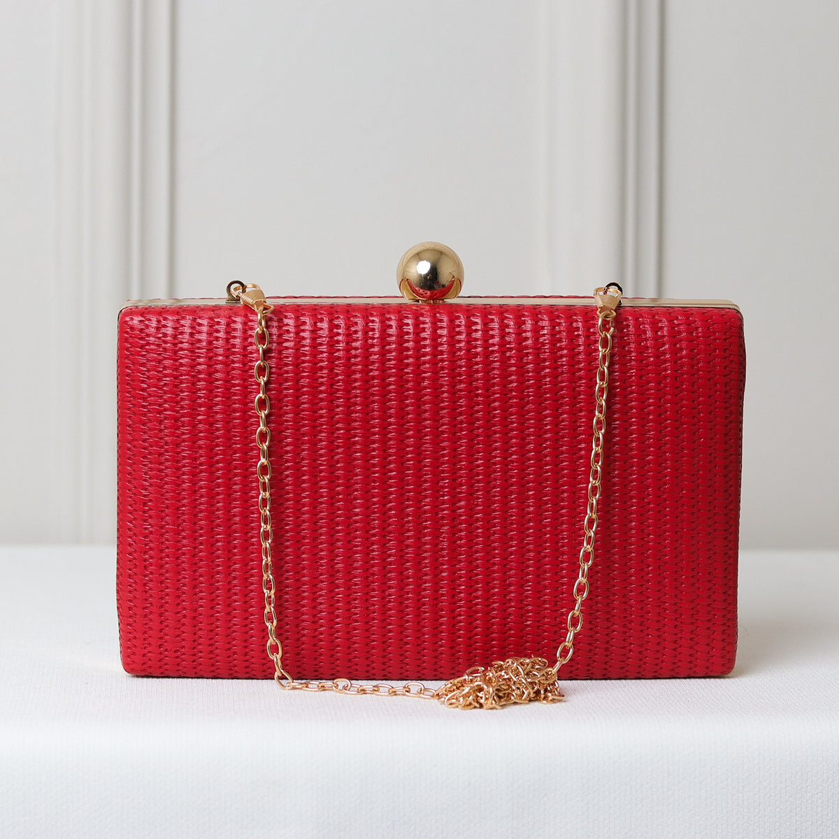 CLUTCH VERMELHA LISA TEXTURA PONTILHADA
