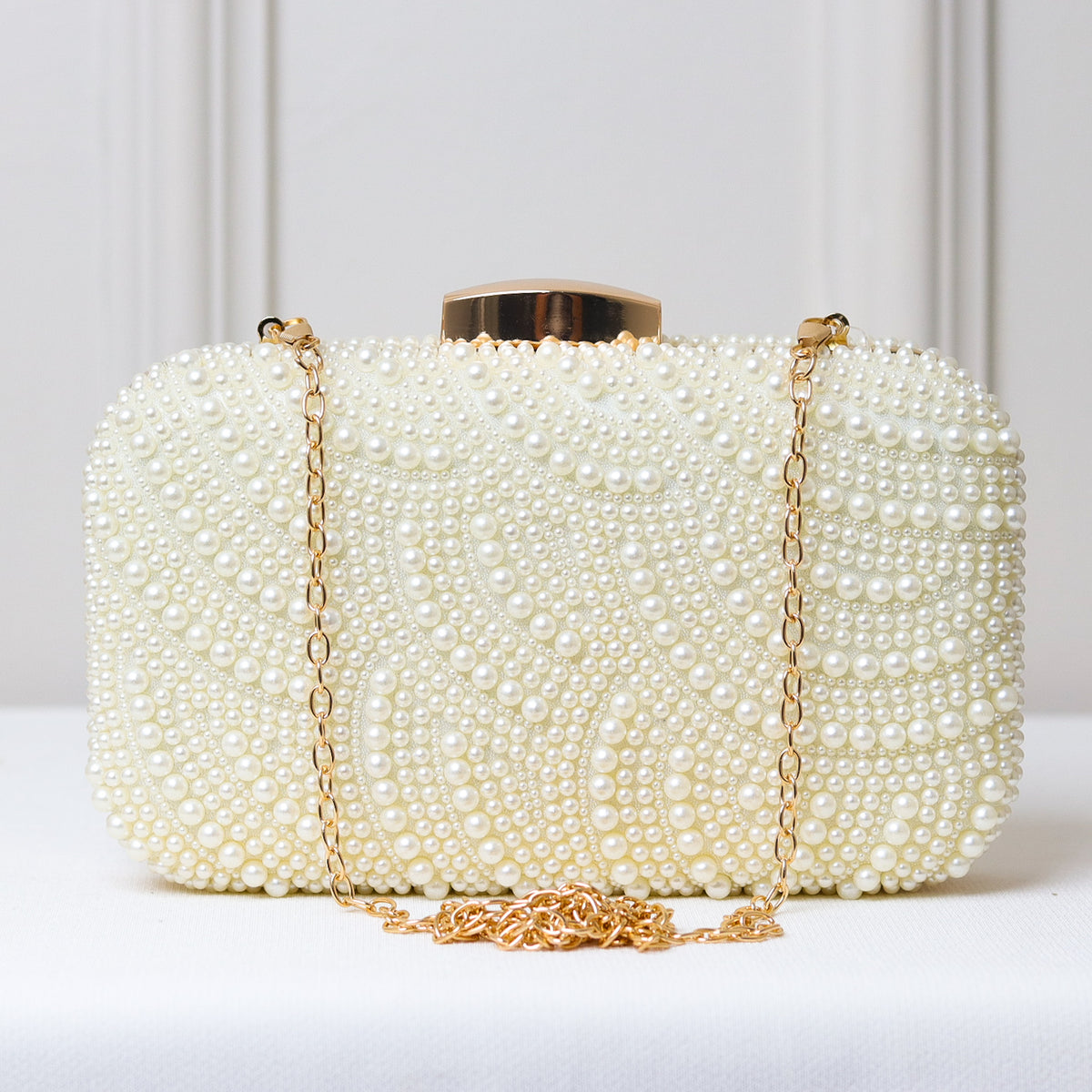 CLUTCH BRANCA PEROLAS ONDULADA RETANGULAR