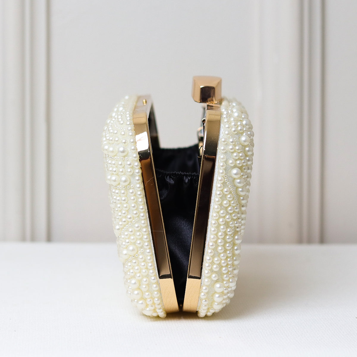 CLUTCH BRANCA PEROLAS ONDULADA RETANGULAR