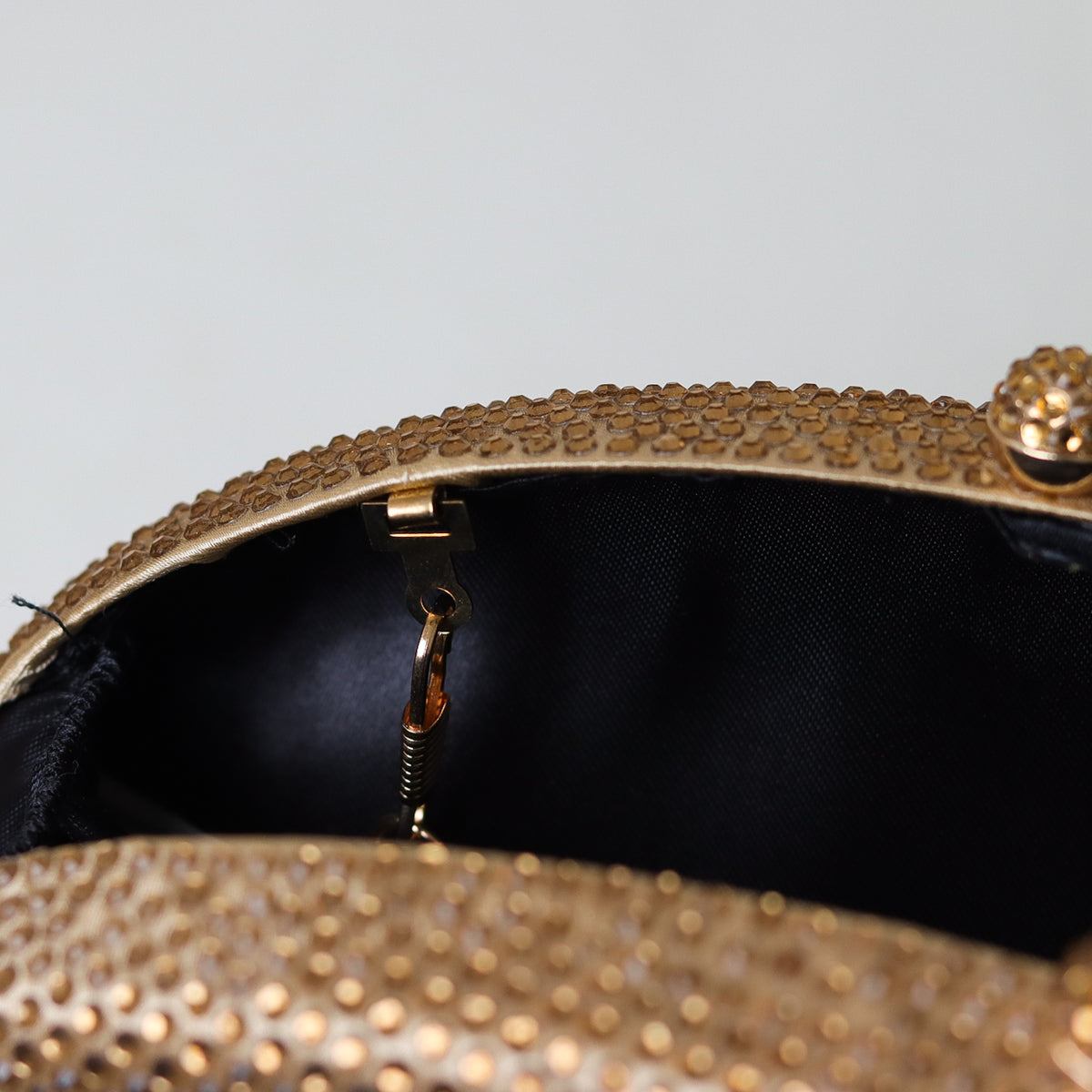 CLUTCH BRILHO STRASS FORMATO OVAL FECHO ESFERA DUPLA