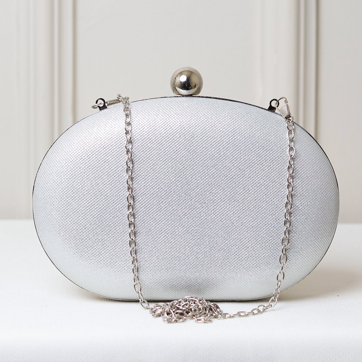 CLUTCH BRILHO TEXTURA FORMATO OVAL FECHO ESFERA