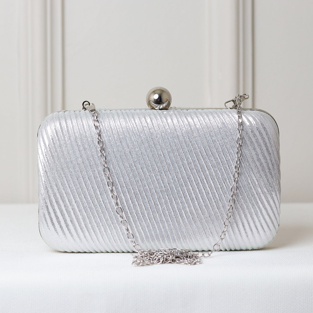 CLUTCH BRILHO TEXTURA LINHAS LADO FORMATO RETANGULAR FECHO ESFERA