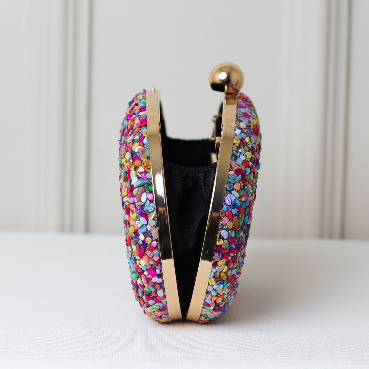 CLUTCH MULTICOLORIDA TEXTURA PEDRARIA BRILHANTE