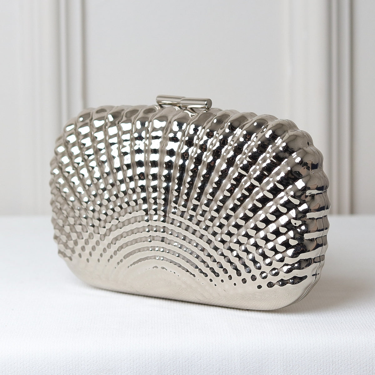CLUTCH METALIZADA FORMATO CONCHA PONTILHADA RETANGULAR