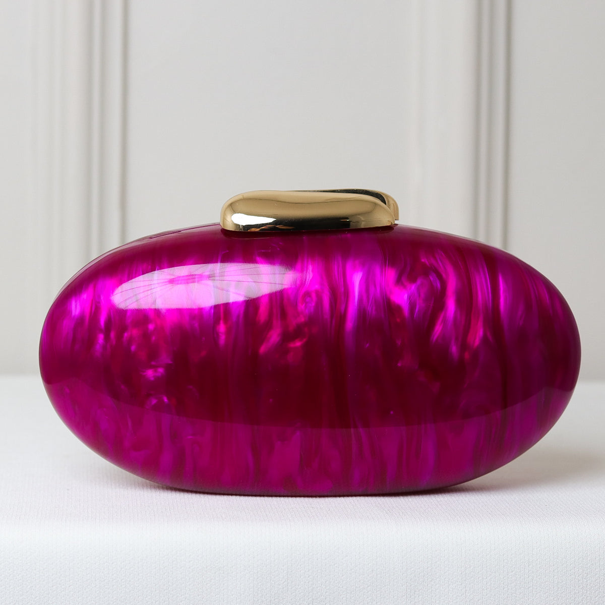 CLUTCH MADREPÉROLA OVAL ACRÍLICO IMITAÇÃO FECHO DOURADO LISO