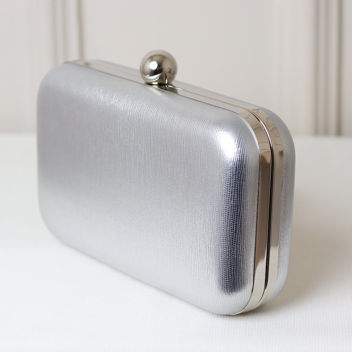 CLUTCH LISA TEXTURA CRAQUELADA FORMATO RETANGULAR FECHO ESFERA