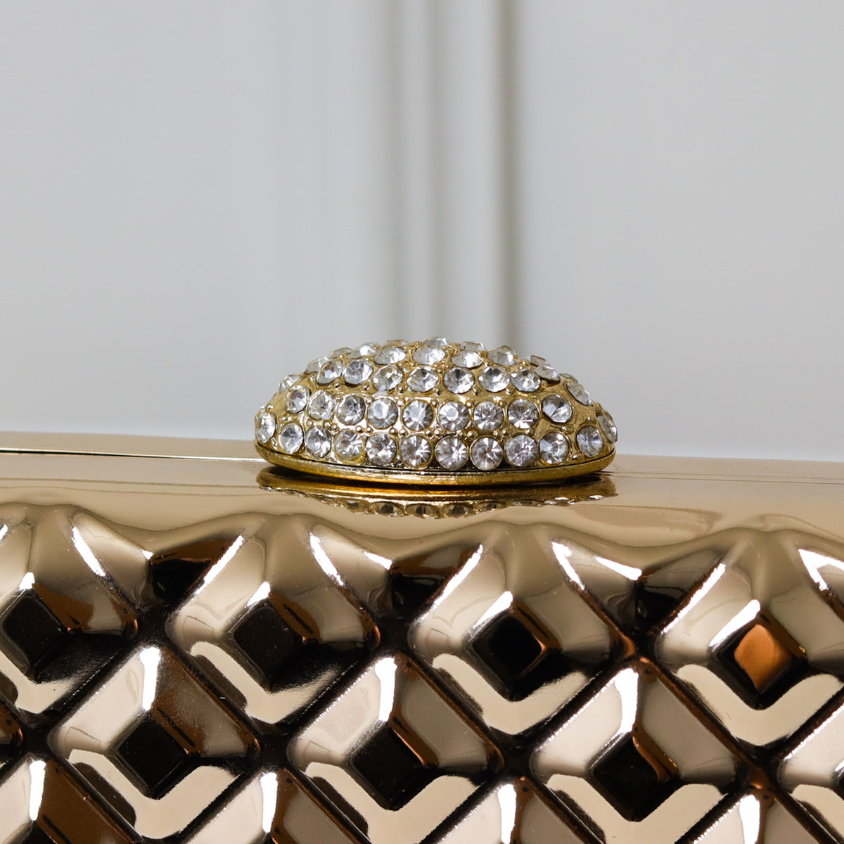 CLUTCH METALIZADA DOURADA GEOMETRICA QUADRICULADA FORMATO RETANGULAR
