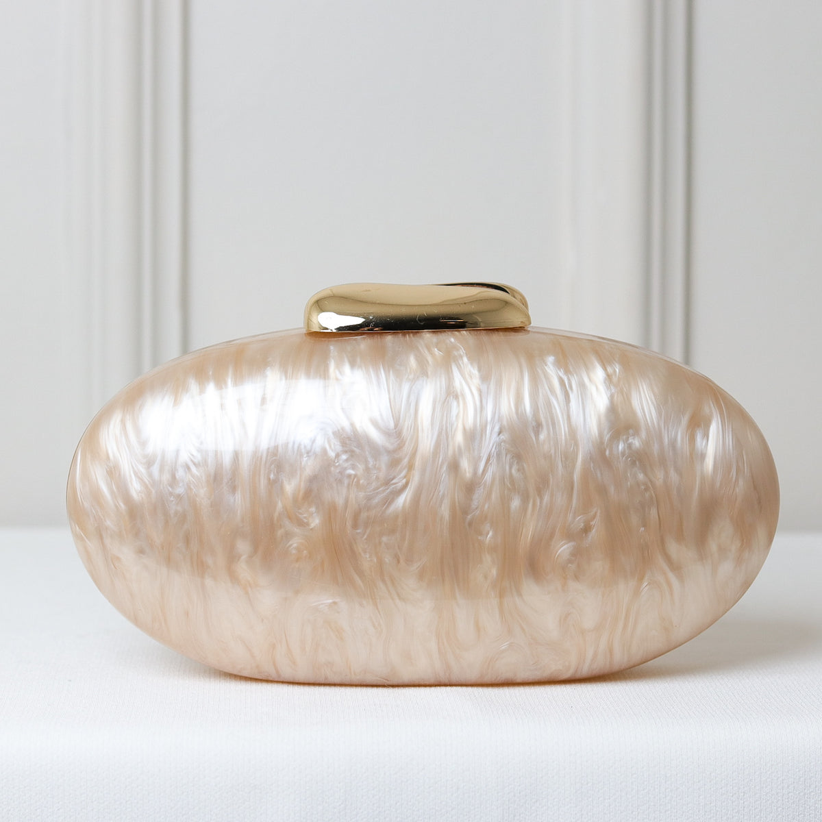 CLUTCH MADREPÉROLA OVAL ACRÍLICO IMITAÇÃO FECHO DOURADO LISO