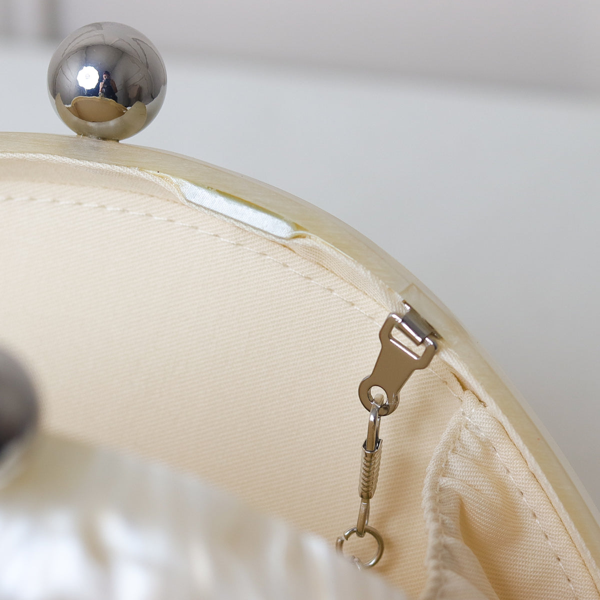 CLUTCH MADREPÉROLA OVAL CRÍLICO IMITAÇÃO FECHO ESFERA DUPLA