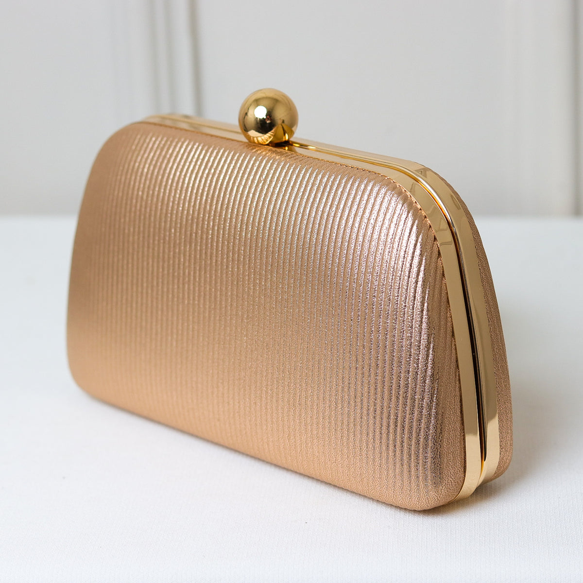 CLUTCH LISA TEXTURA FORMATO RETANGULAR PONTA ARREDONDADA