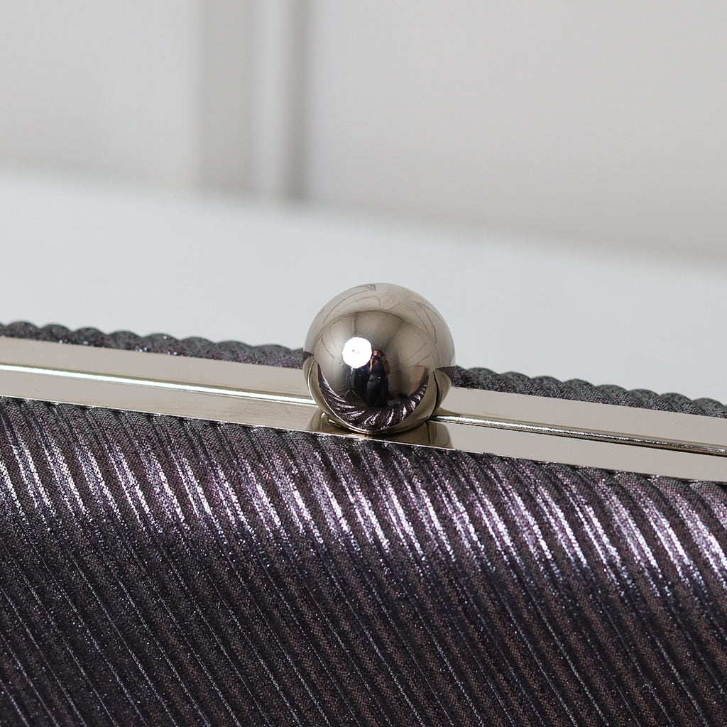 CLUTCH BRILHO TEXTURA LINHAS LADO FORMATO RETANGULAR FECHO ESFERA