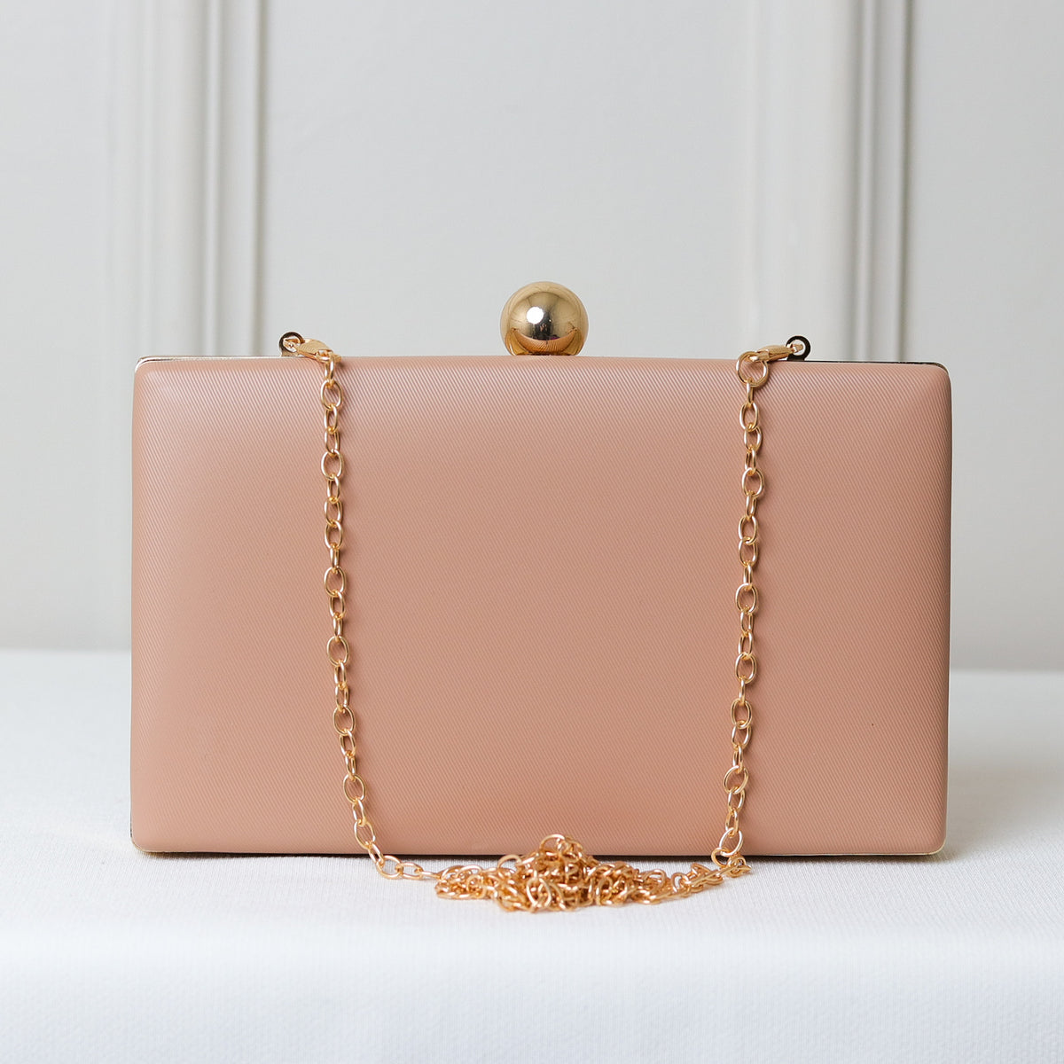 CLUTCH ROSÉ TEXTURA LISA DETALHE LINHAS FORMATO RETANGULAR FECHO ESFERA