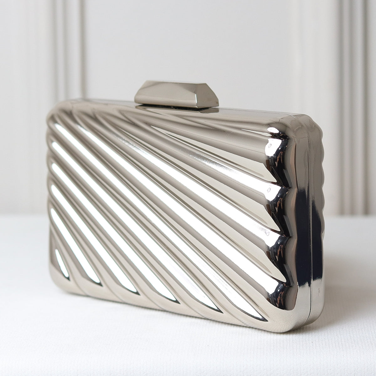CLUTCH METALIZADA GEOMETRICA ONDULADA FORMATO RETANGULAR