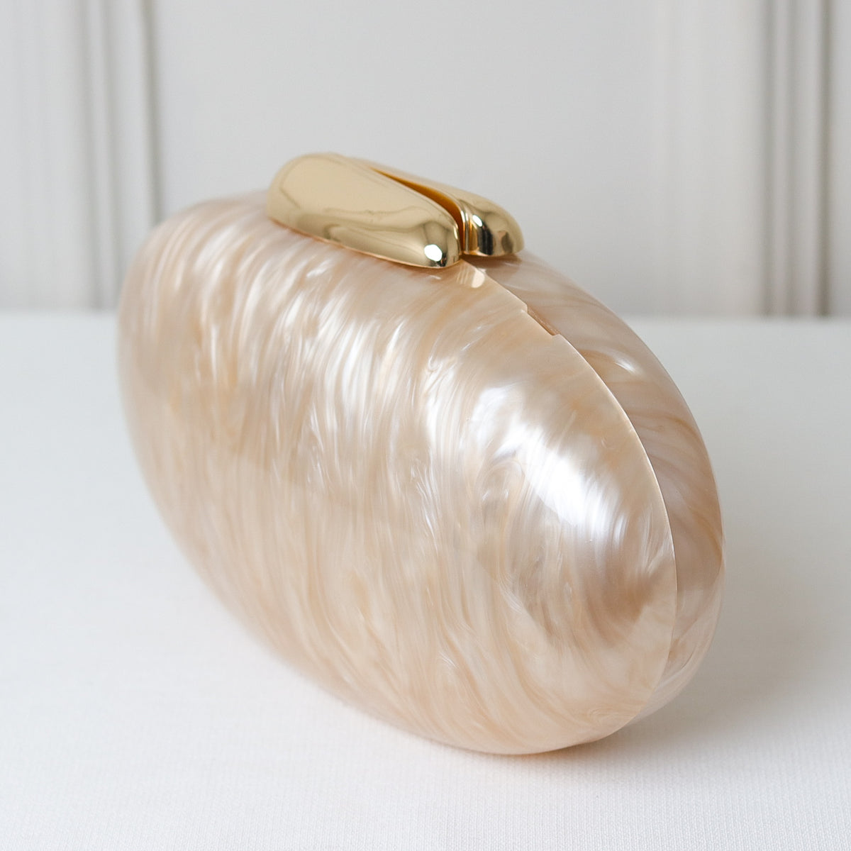 CLUTCH MADREPÉROLA OVAL ACRÍLICO IMITAÇÃO FECHO DOURADO LISO